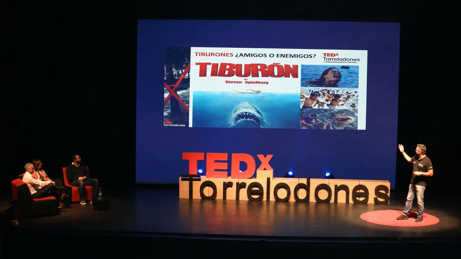 Karlos Simón durante su charla en TEDx Torrelodones, con una diapositiva sobre «Tiburón» de Spielberg
